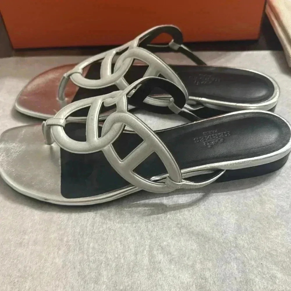 Hermes
Metallic Suede Goatskin
Beach Sandals 38 Silver - Picture 10 of 13